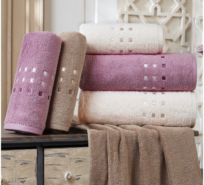 Kolekcia vyšívaných froté uterákov a osušiek (1)