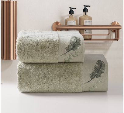 Kolekcia vyšívaných froté uterákov a osušiek