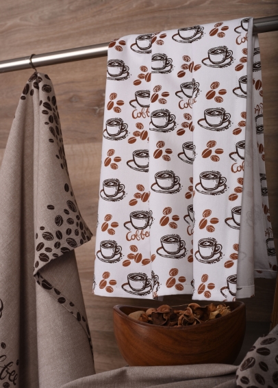Svetlá utierka UT51 má vzorovaný motív hrnčekov a kávových zŕn (2)