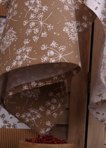 Detail vzoru hnedé utierky UT56 s motívom kôpor (2)